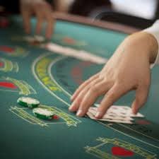 Interface meja Relax Gaming menampilkan statistik permainan dan opsi taruhan